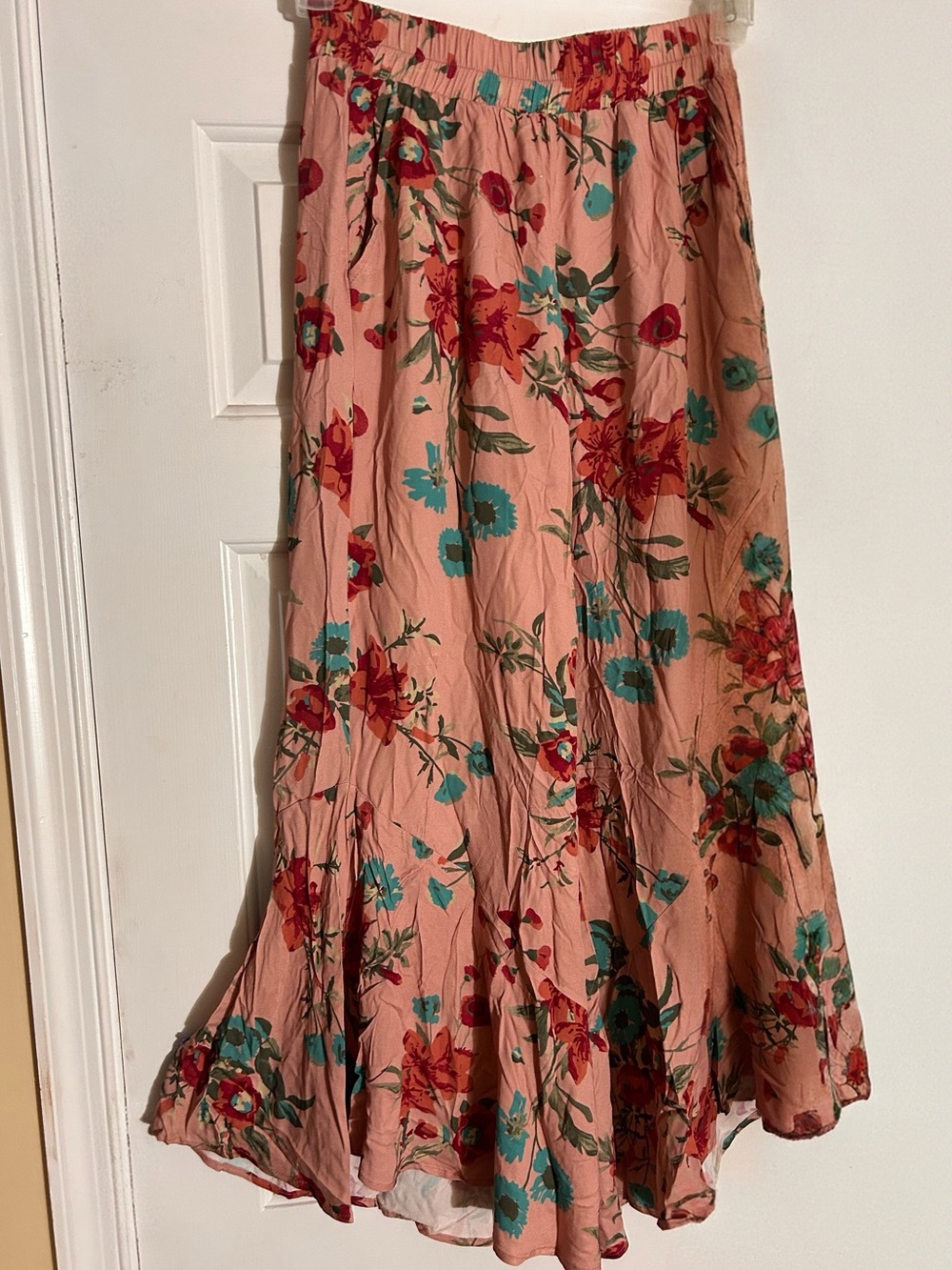 NWT  MIA J JOY dusty pink and floral design tiered bottom pants